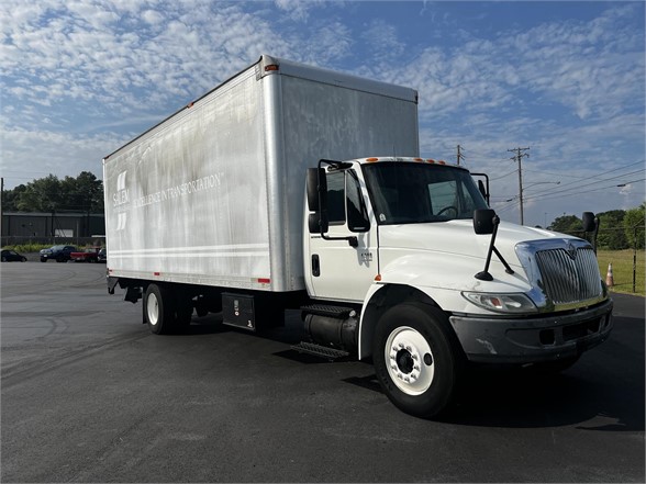 2004 INTERNATIONAL DURASTAR 4300 - image 3 of 6