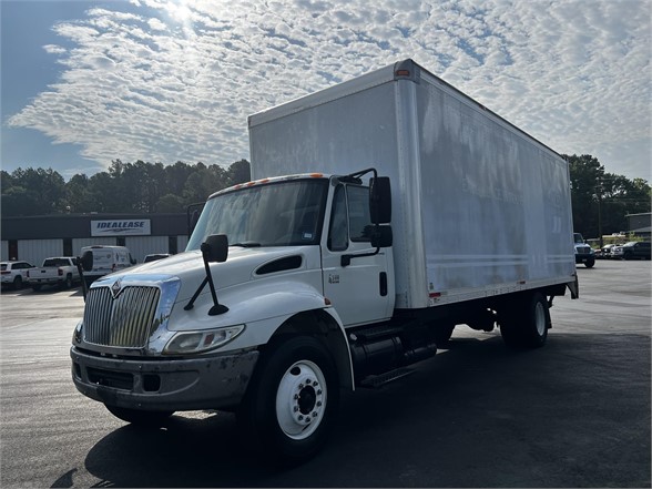 2004 INTERNATIONAL DURASTAR 4300 - image 1 of 6