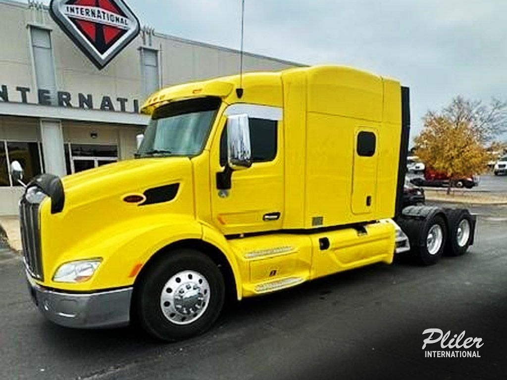 2017 PETERBILT 579 | HD413438 - image 1 of 6