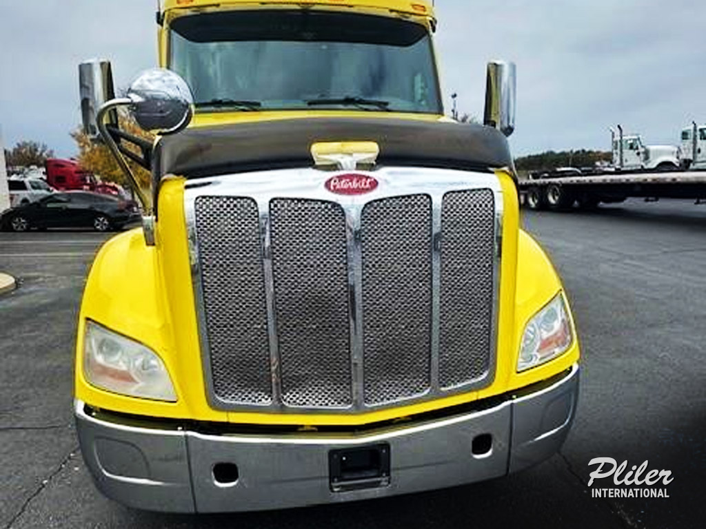 2017 PETERBILT 579 | HD413438 - image 2 of 6