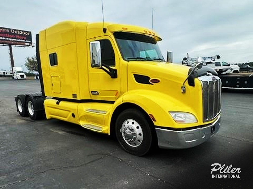 2017 PETERBILT 579 | HD413438 - image 3 of 6