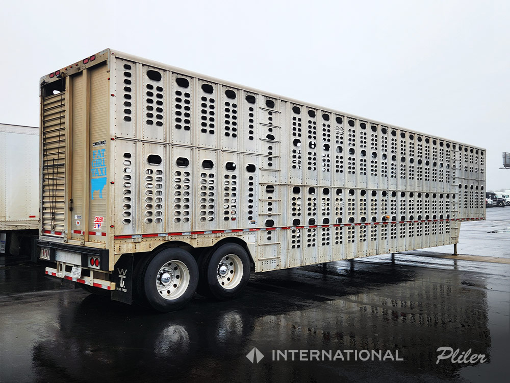 2015 WILSON LIVESTOCK TRAILER | F5546119 - image 2 of 6