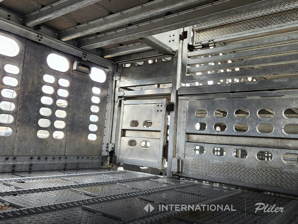 2015 WILSON LIVESTOCK TRAILER | F5546119 - image 5 of 6