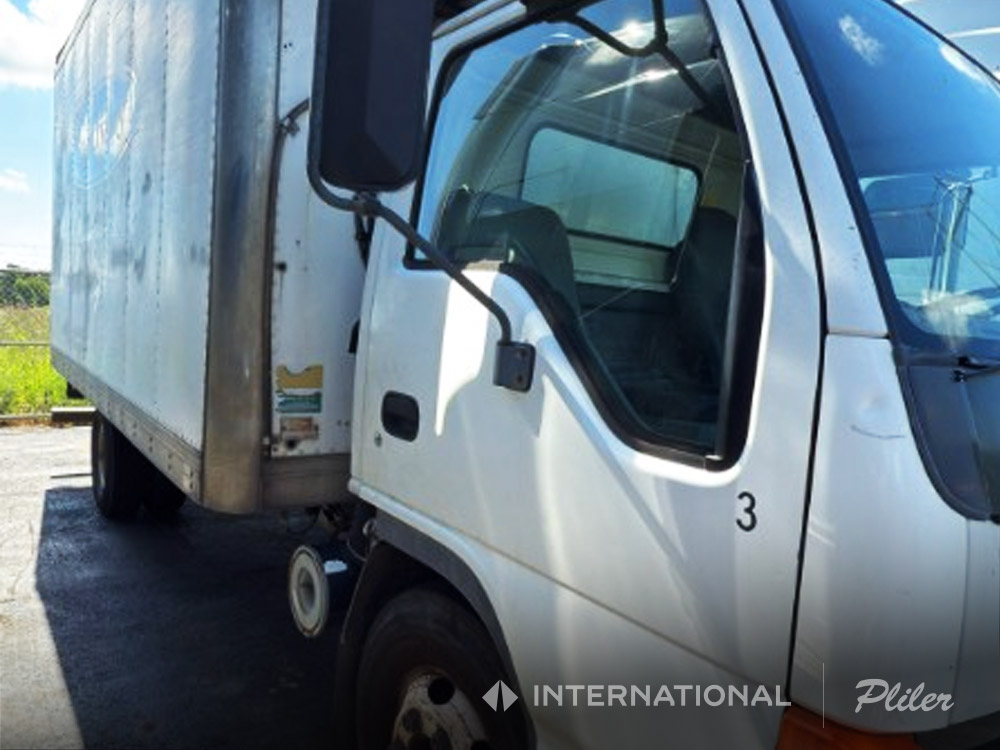 2002 ISUZU NPR HD - Reefer Box Truck | 27003197 - image 4 of 6