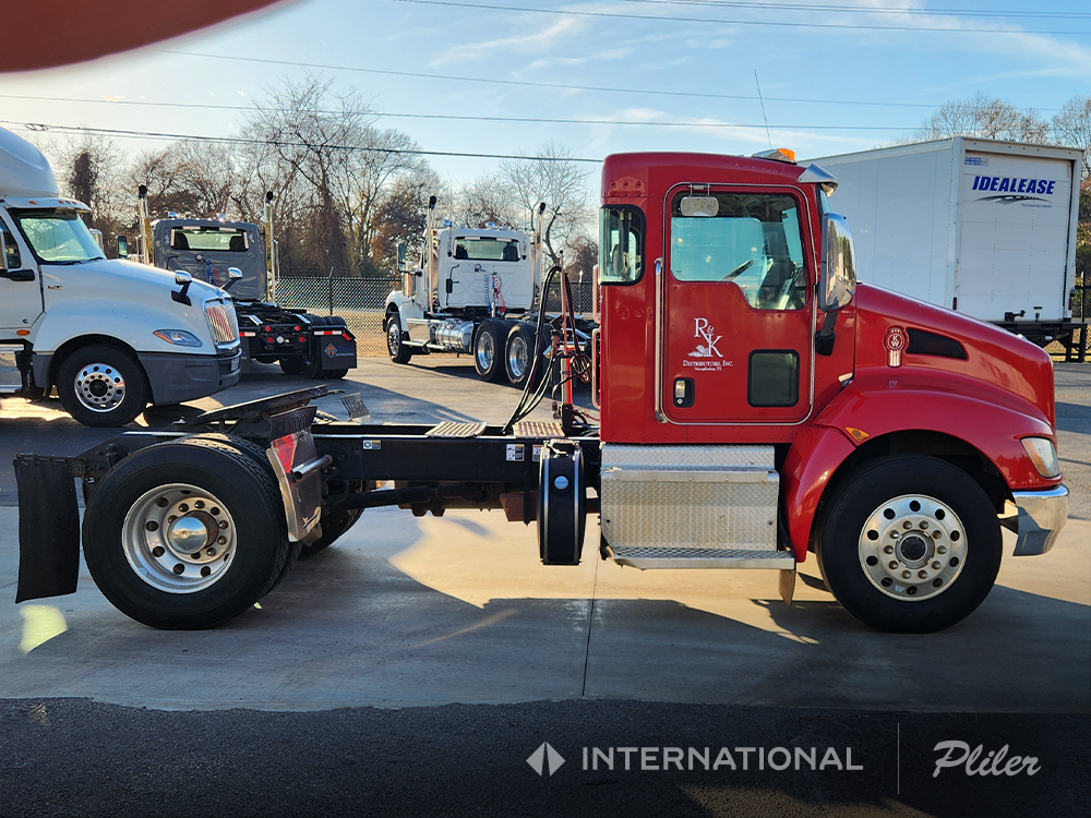 2013 KENWORTH T370 - DAY CAB (RED) | DM340123 2013 KENWORTH T370 - DAY CAB (RED) | DM340123 - image 3 of 6