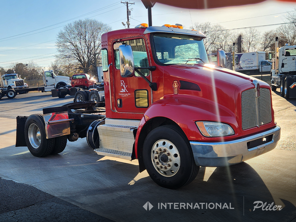 2013 KENWORTH T370 - DAY CAB (RED) | DM340123 2013 KENWORTH T370 - DAY CAB (RED) | DM340123 - image 4 of 6