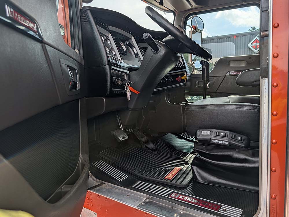 2019 KENWORTH W900 (KJ946690)_0010_PXL_20260626_144534469 2019 KENWORTH W900 (KJ946690)_0010_PXL_20260626_144534469